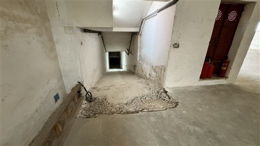 P  R  E  Z  Z  O     R  I  B  A  S  S  A  T  O  -  Locale Deposito con Spazio Esterno Privato